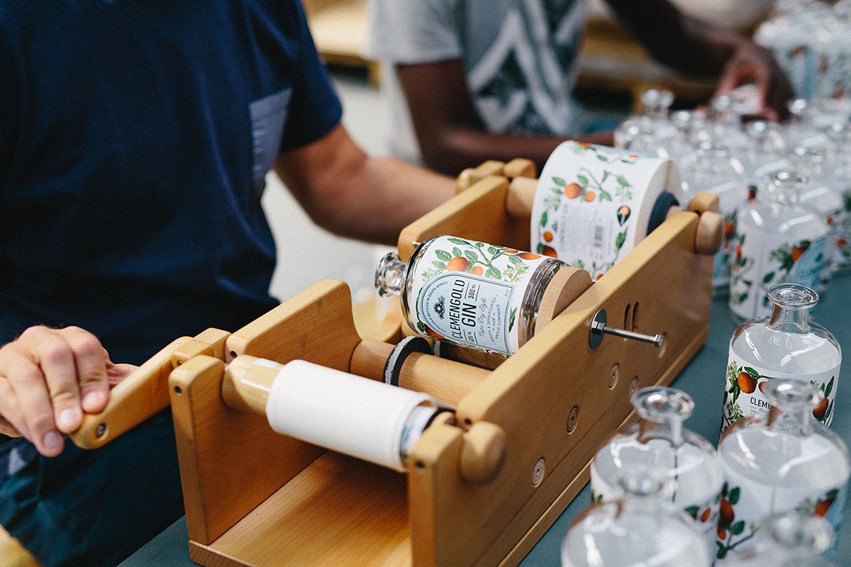 經典海角干燥風格，淡淡的柑橘味白酒包裝設計