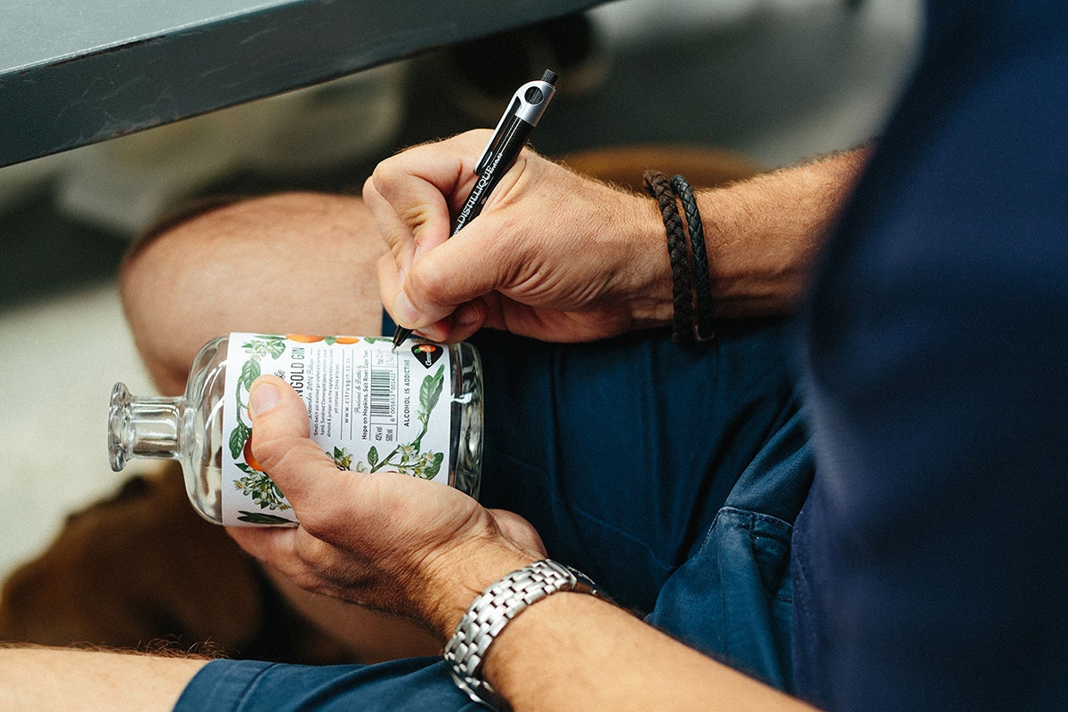 經典海角干燥風格，淡淡的柑橘味白酒包裝設計