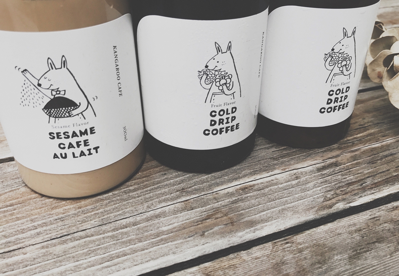 黑巧克力、水果風(fēng)味、芝麻歐蕾三種不同的咖啡包裝設(shè)計