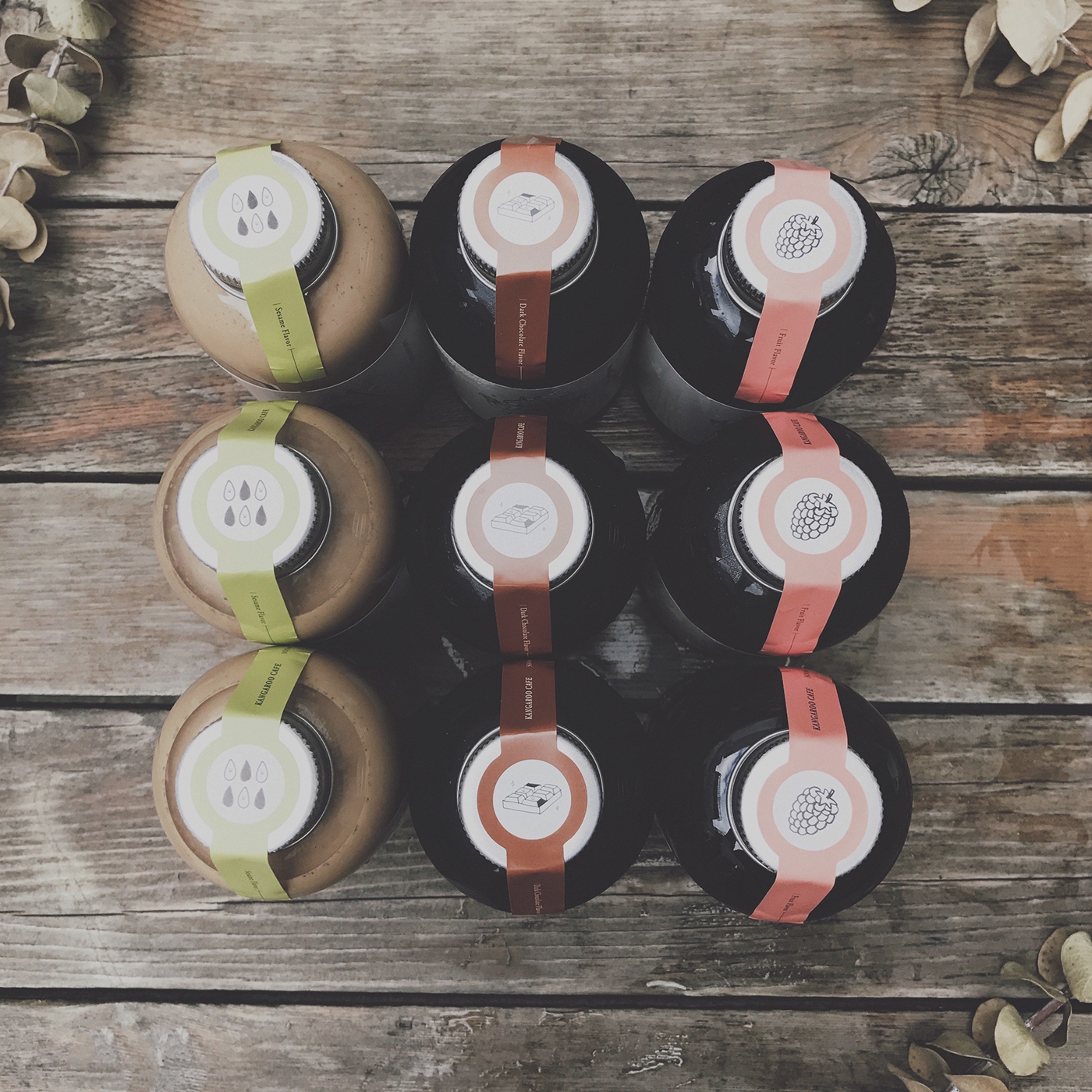 黑巧克力、水果風(fēng)味、芝麻歐蕾三種不同的咖啡包裝設(shè)計